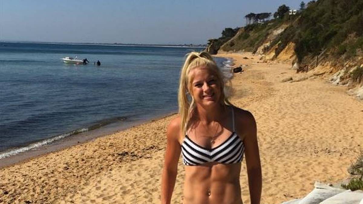 Mit Sand kennt sich die 23-Jährige gut aus. Am Strand präsentiert Brooke Stratton ihren beeindruckenden Körper