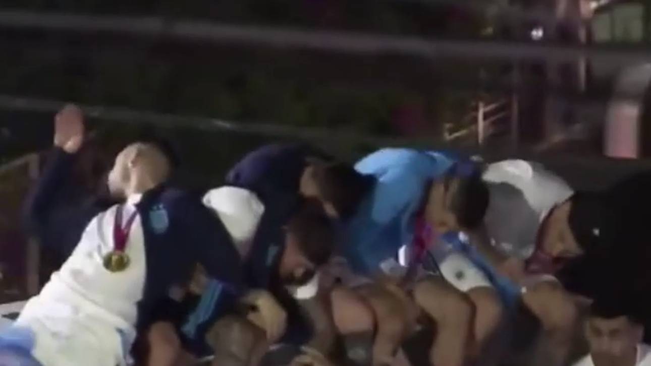 Gefährliche Szene bei Titel-Party! Messi fast von Busdach gerissen