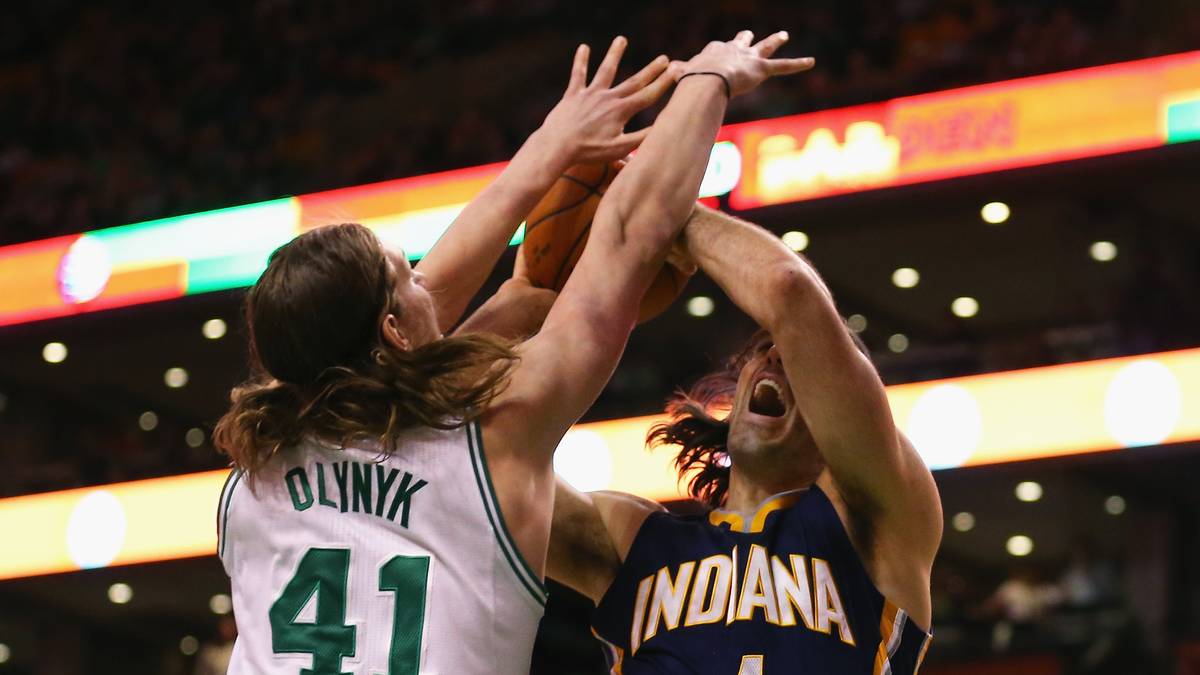 Der Big Man behält auch mit angeschwollenem Auge den Durchblick. In der Defense hält er Luis Scola in Schach