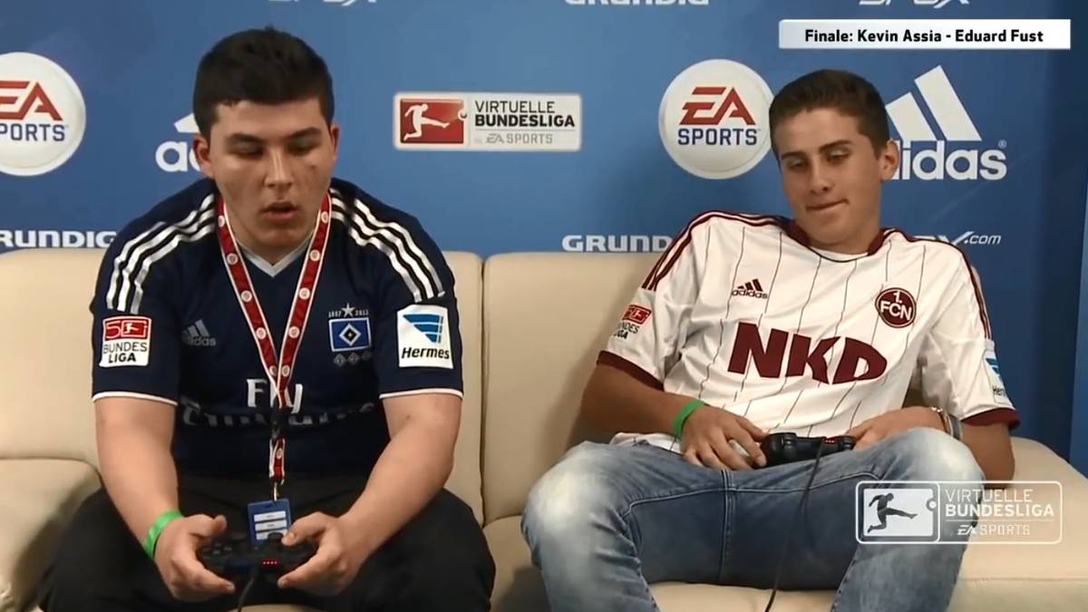 Eine Nummer kleiner sah das ganze 2013 aus. Auf einem Sofa nebeneinander spielten damals Kevin Assia und Eduard Fust und die Schale