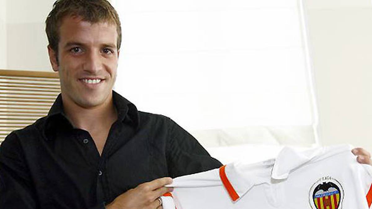 Zu Beginn der Saison 2007/08 kühlt die Beziehung zwischen van der Vaart und dem HSV allerdings spürbar ab. Dass sich der Mittelfeldspieler mit einem Trikot des FC Valencia ablichten lässt und damit seinen Wechsel nach Spanien forcieren will, nehmen ihm viele Fans übel