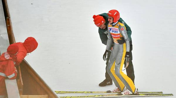 Richard Freitag war am Donnerstag beim Springen in Innsbruck gestürzt