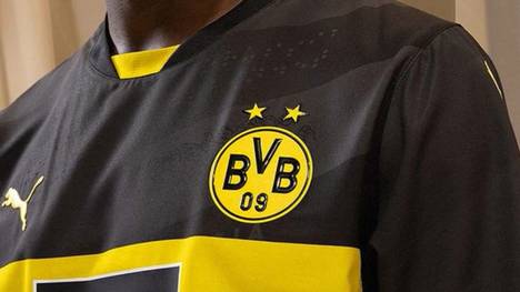 Borussia Dortmund hat sein neues Auswärtstrikot vorgestellt. Das traditionell in Schwarz gehaltene Trikot birgt dabei einige Besonderheiten.