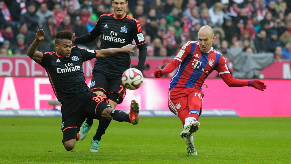Dann schlägt die Stunde des Arjen Robben (r.). Vor der Pause zwirbelt...