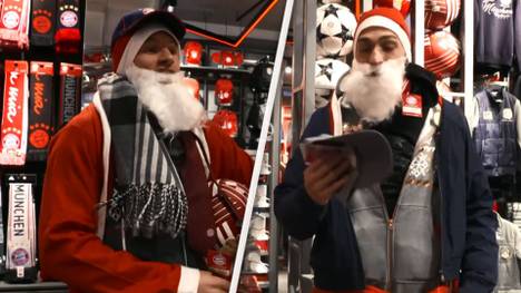 Thomas Müller (links) und Mats Hummels treiben für eine Weihnachts-Challenge Schabernack im Fanshop des FC Bayern