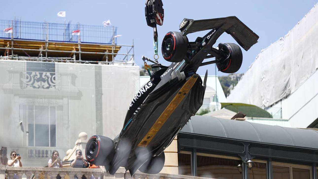 Mercedes-Bolide am Kran entblößt