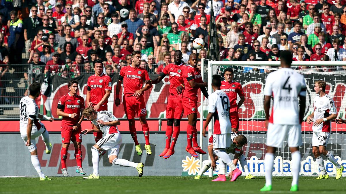 PLATZ 1 - HAKAN CALHANOGLU (BAYER LEVERKUSEN): Der König des ruhenden Balls ist Hakan Calhanoglu. Der Türke von Bayer Leverkusen sorgt mit seiner Schusstechnik und Wucht bei gegnerischen Keepern schon im Vorfeld für Angstschweiß