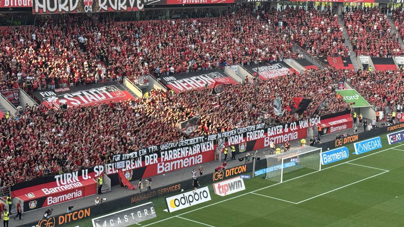 Die Fans von Bayer Leverkusen gedenken Christoph Daum