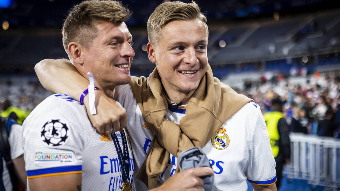Toni Kroos (l.) spricht mit seinem Bruder Felix im Podcast über aktuelle Fußball-Themen