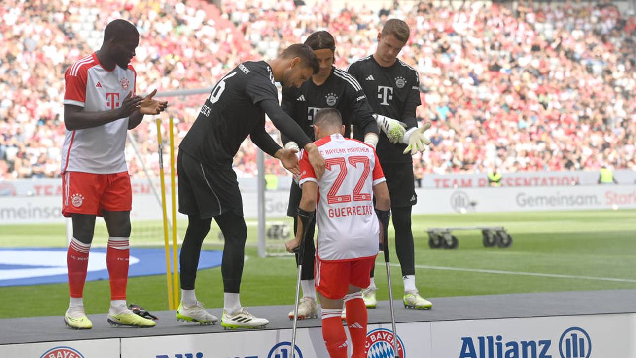 Raphael Guerreiro humpelt mit Krücken auf die Bühne