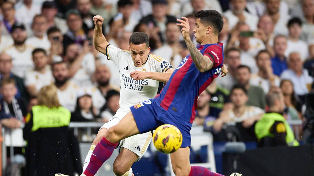 Joao Cancelo (FC Barcelona) kommt gegen Real Madrids Lucas Vazquez zu spät