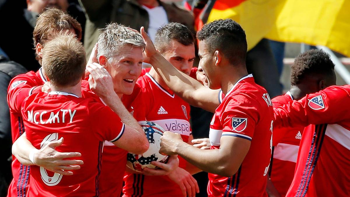 Schweinsteiger feiert ein Traumdebüt und trifft nach nur 17 Minuten zum 1:0 gegen Montreal Impact (Endstand: 2:2). Der Weltmeister führt Chicago in die Playoffs, dort ist in der 1. Runde gegen die New York Red Bulls Endstation