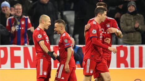 Champions League: Fantalk auf SPORT1 verzeichnete starke TV-Quote, Arjen Robben (links) lässt sich für seine Tote gegen Benfica Lissabon feiern