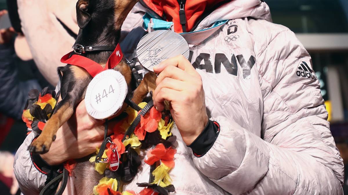 Torwart Dennis Endras feiert seine Silber-Medaille dagegen lieber mit seinem Hund