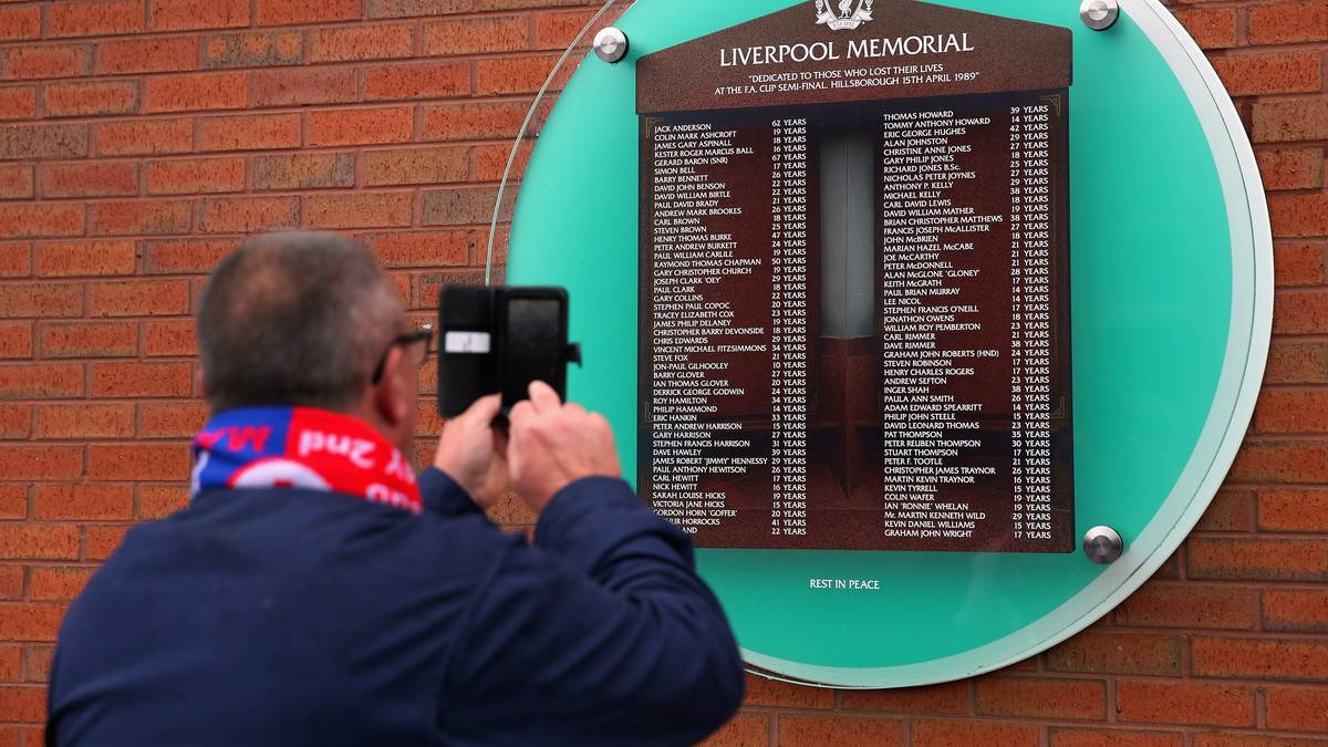 Alle Namen der 96 Todesopfer sind auf einer Gedenktafel am Stadion verewigt