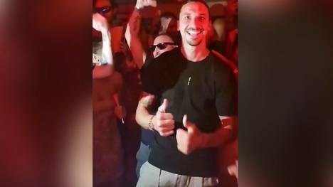 Zlatan Ibrahimovic ist momentan im Urlaub. Neben Erholung auf dem Boot zeigt der Schwede auch seine Dance Moves im Club.