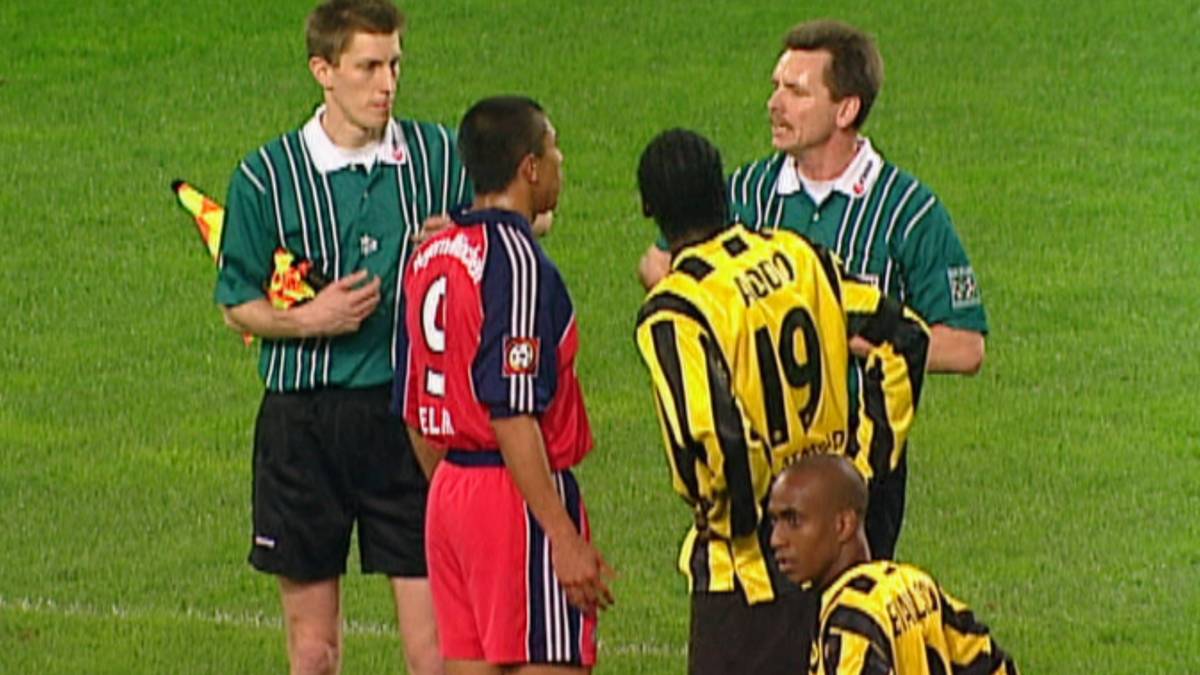 7. April 2001: Das emotionsgeladene Spitzenspiel zwischen dem BVB und dem FC Bayern mündet in einer Kartenflut. So oft wie Hartmut Strampe musste noch kein Schiedsrichter in seine Tasche greifen.