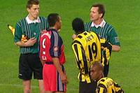 7. April 2001: Das emotionsgeladene Spitzenspiel zwischen dem BVB und dem FC Bayern mündet in einer Kartenflut. So oft wie Hartmut Strampe musste noch kein Schiedsrichter in seine Tasche greifen.