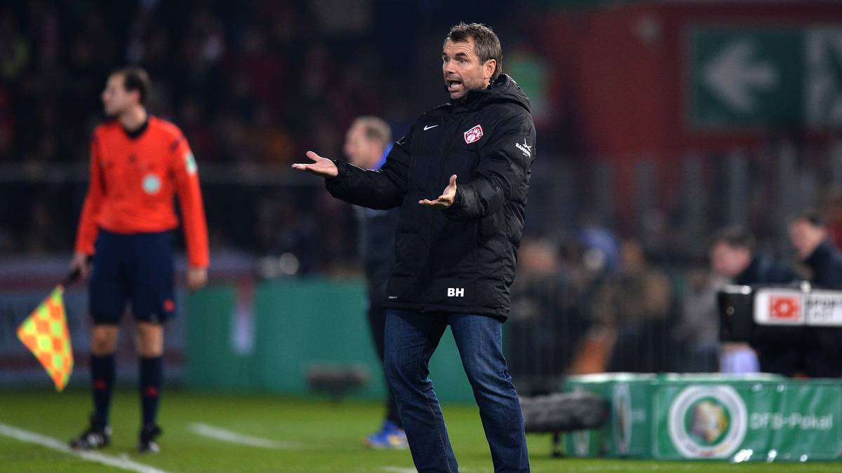 Zur Saison 2014/15 trat Hollerbach bei seinem Heimat- und Ex-Verein Würzburger Kickers als Cheftrainer an und stieg dort direkt in die Dritte Liga auf 