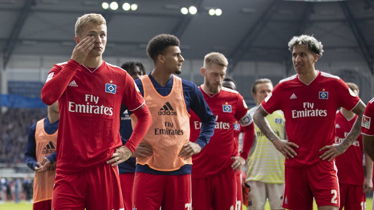 Es ist besiegelt. Der Hamburger SV wird nach einer 1:4-Niederlage beim SC Paderborn nicht mehr aufsteigen. Die Rothosen stehen an 23 Spieltagen auf einem direkten Aufstiegsplatz und verspielen diesen auf klägliche Art und Weise. Von Spieltag 28 bis 33 holt der Hamburger SV nur zwei Punkte aus sechs Spielen 