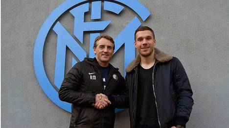 Roberto Mancini heißt Lukas Podolski willkommen bei Inter Mailand