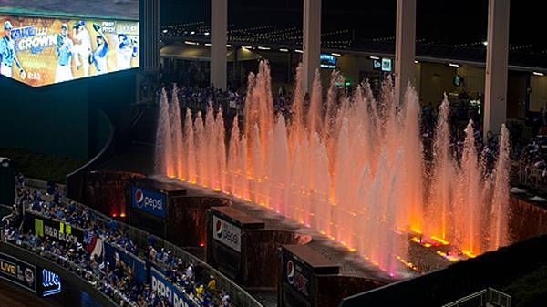 Licht aus, Wasserfontäne an! Los geht's mit der World Series 2014. Die Kansas City Royals empfangen die San Francisco Giants zu Spiel 1 im Kaufmann Stadium. Erstmals seit 1985 stehen die Royals wieder in einer Final-Serie der MLB. Da muss der Rahmen natürlich stimmen