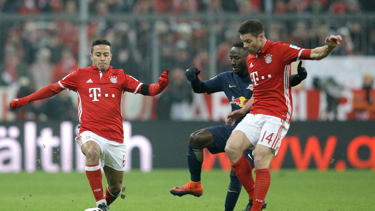 NABY KEITA (bis 45.): Soll aus der Zentrale heraus das Spiel ankurbeln, findet mit seinen Vertikalbällen aber keinen Weg durch die Bayern-Beine. Grauenhafter Bock vor dem 0:2, als er sich von Vidal wie ein Fünftklässler vom Halbstarken auf dem Schulhof den Ball abnehmen lässt. Darf sich die zweite Halbzeit dann von draußen angucken. SPORT1-Note: 5