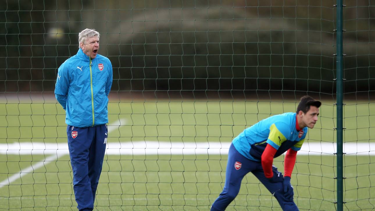 Arsene Wenger (l.) beobachtet Alexis Sanchez im Training