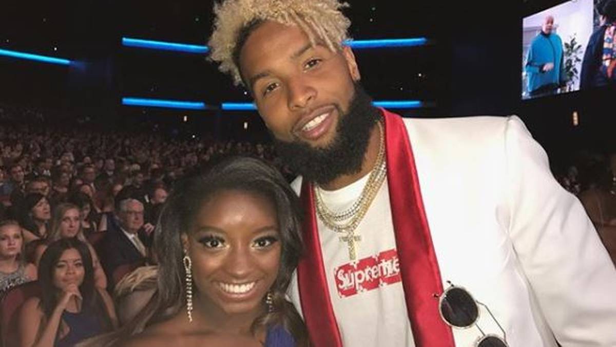 In der Sportwelt ist die 1,42 Meter große Turnerin eine der bekanntesten Stars. Auch NFL-Star Odell Beckham Jr. kennt die erfolgreiche Olympionikin