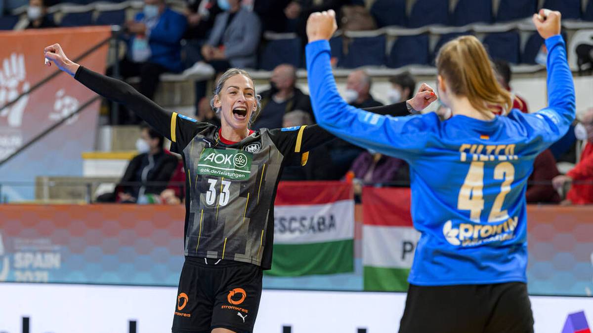 Das deutsche Team um Luisa Schulze (l.) und Torhüterin Katharina Filter  feiert einen souveränen Auftaktsieg