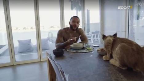 Memphis Depay von Olympique Lyon ist auch als Musiker unterwegs. In seinem Video zeigt er sich mit einer Raubkatze - und erinnert damit an die Erfolgsserie "Tiger King".
