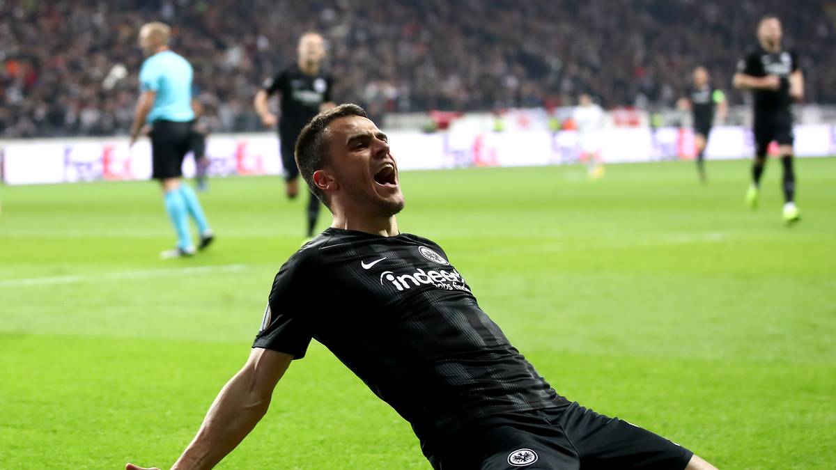 Die Mega-Stimmung auf den Rängen überträgt sich sofort auf die Mannschaft, Filip Kostic bringt die Eintracht nach 13 Minuten in Führung, 20 Minuten später legt Sebastien Haller nach