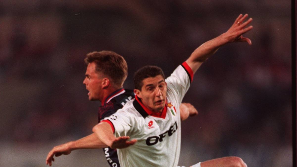 LINKSVERTEIDIGUNG – FRANK DE BOER: Wie van der Sar und sein Zwillingsbruder Ronald durchlief auch Frank de Boer (li.) die komplette Ajax-Schule. Wechselte später wie so viele Ajax-Stars zum FC Barcelona. Schaffte es dort nicht, an seine früheren Erfolge anzuknüpfen, feierte mit dem Team dennoch den Titel in der Primera Division