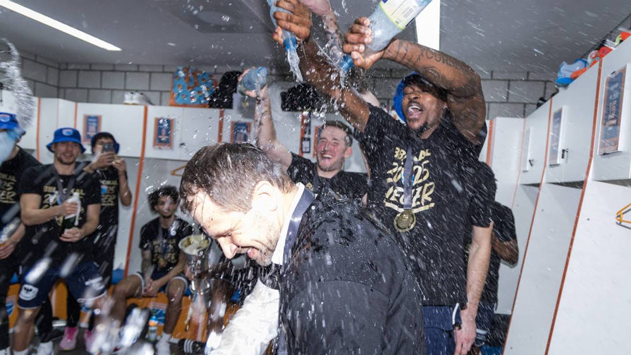 Der Pokalsieg wurde beim Syntainics MBC ordentlich gefeiert