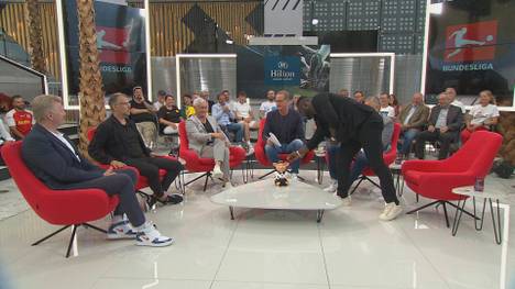 Hitzige Diskussion im STAHLWERK Doppelpass! Stefan Effenberg wird zur Phrasenschwein-Polizei und hat einen ganz genauen Blick darauf, dass alle brav in das Schwein einzahlen. 