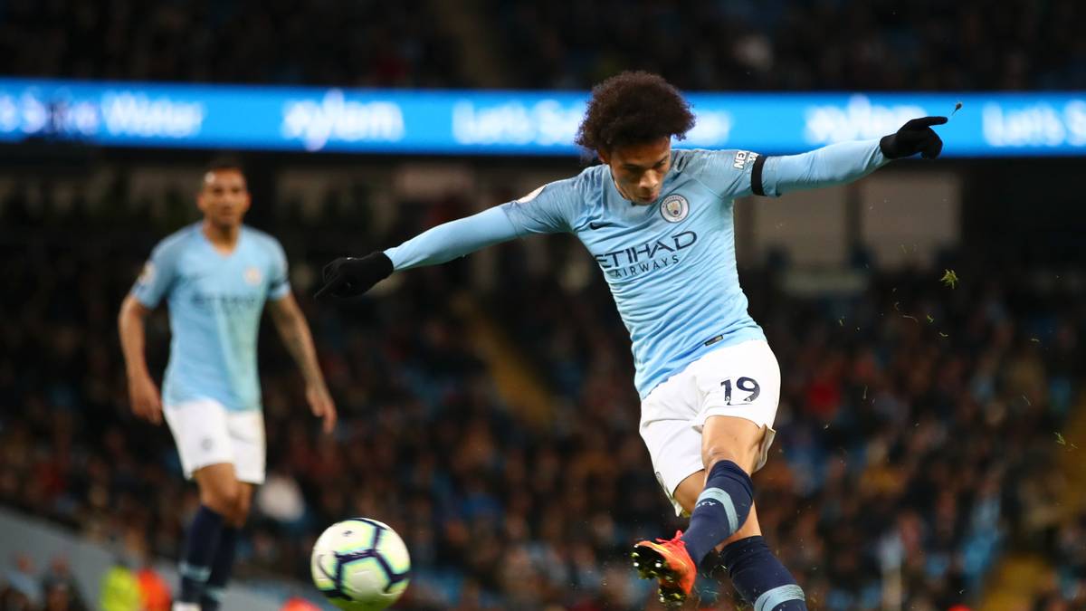Platz 1 - LEROY SANÉ: Der Wuschelkopf von Manchester City könnte sich in diesem Sommer nur selbst vom Thron schubsen. 50,5 Millonen Euro wanderten anno 2016 aus den Taschen von ManCity ins Ruhrgebiet zum FC Schalke 04. Verdoppeln die Bayern im Sommer diese Summe?