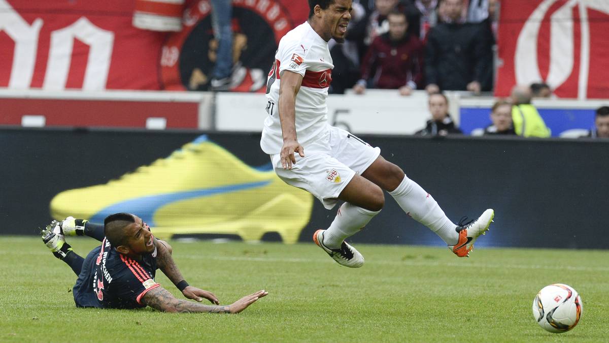 Arturo Vidal (l.) mäht Daniel Didavi komplett weg. Bayerns Mittelfeldspieler muss nach nicht einmal einer halben Stunde vom Feld, akut gelb-rot-gefährdet