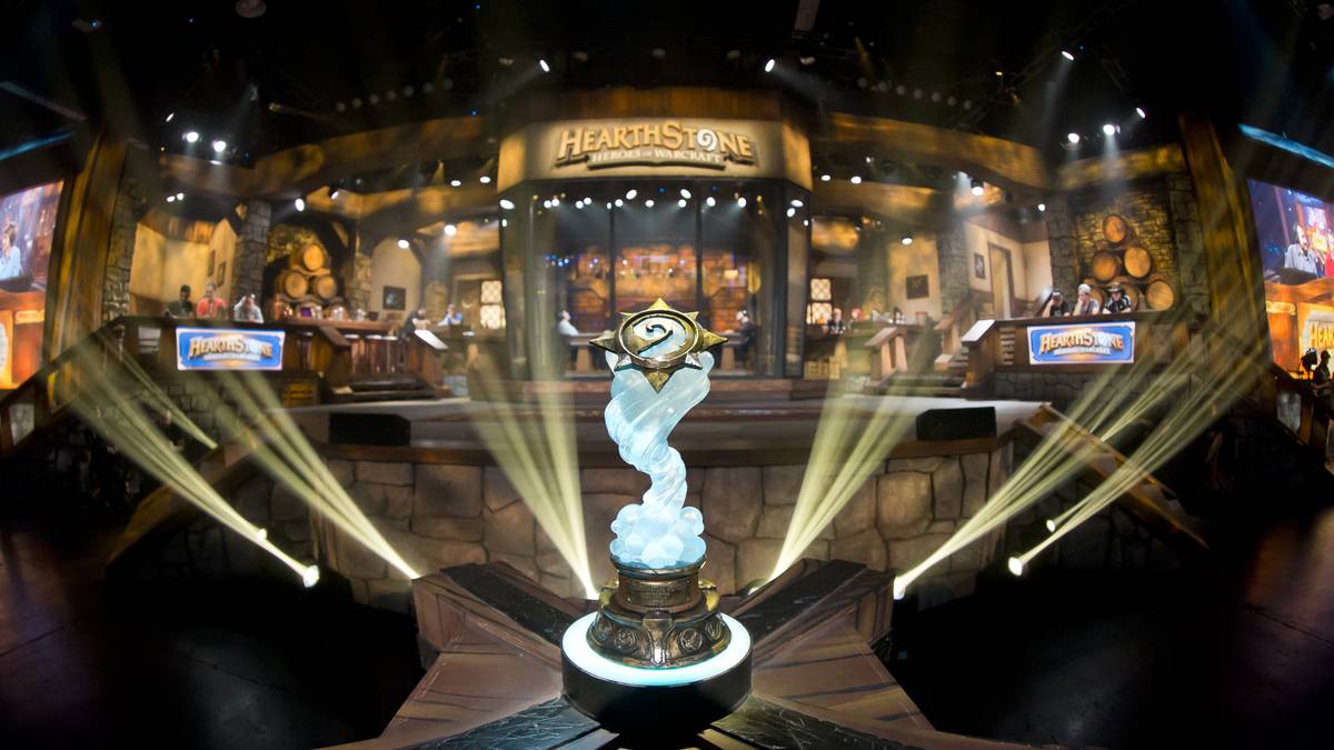 HEARTHSTONE: WORLD CHAMPIONSHIP 2017 (1 Million USD): Der nächste Blizzard-Titel hebt sich von den anderen Spielen etwas ab. Dabei geht es nicht ums Kämpfen oder Schießen, sondern ums Zerstören der Karten des Gegners. Der Taiwanese Chen "tom60229" Wei Lin war 2017 der beste digitale Kartenspieler und nahm 250.000 US-Dollar aus dem eine Million schweren Preispool mit nach Hause