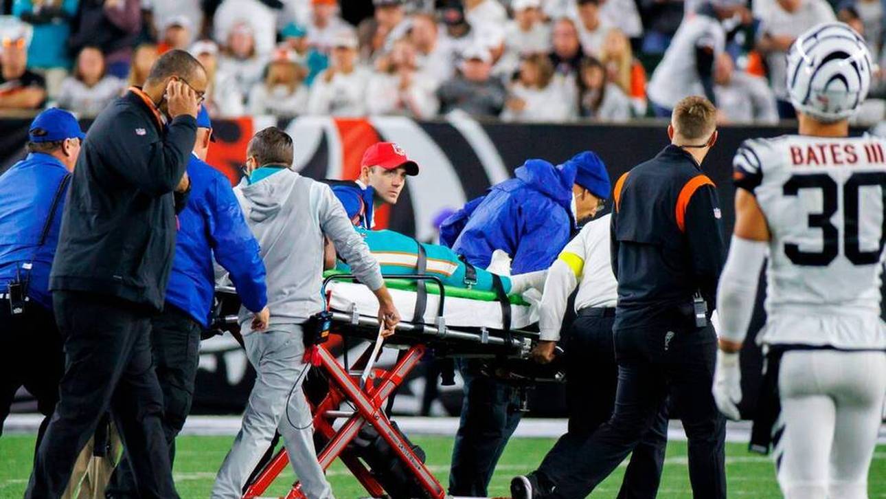 Bei seiner Gehirnerschütterung gegen die Cincinnati Bengals 2022 musste Tua Tagovailoa mit einer Trage vom Feld gebracht werden