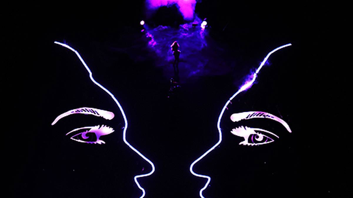 2013 verzaubert Beyonce das weltweite Publikum. Schon die Bühne ist ein Kunstwerk. Das Spektakel elektrisiert die Massen