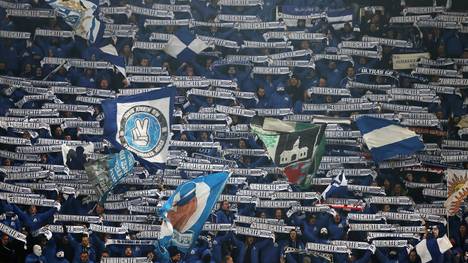 Schalker Fans feuern ihre Mannschaft an