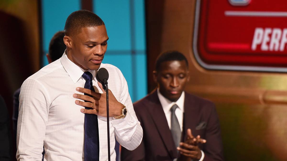 Der neue MVP Russell Westbrook nimmt seine Trophäe in ungewohnt schlichtem Outfit in Empfang