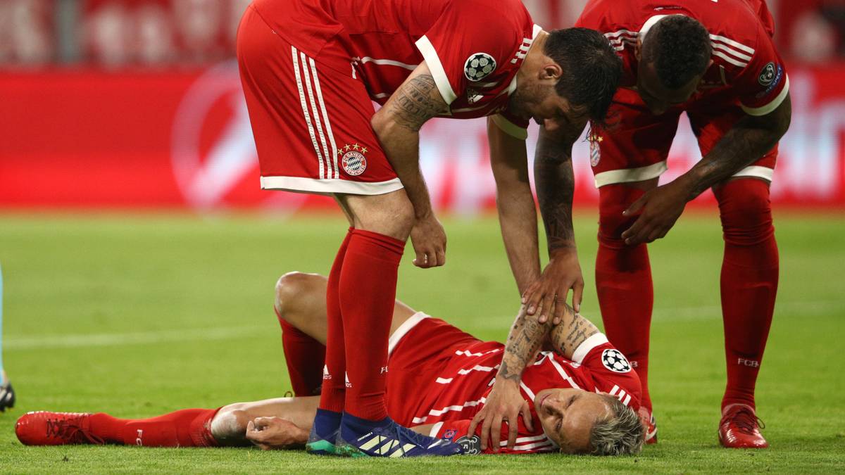 Dann erwischt es Rafinha am linken Arm. Aber auch der Brasilianer beißt auf die Zähne und spielt weiter