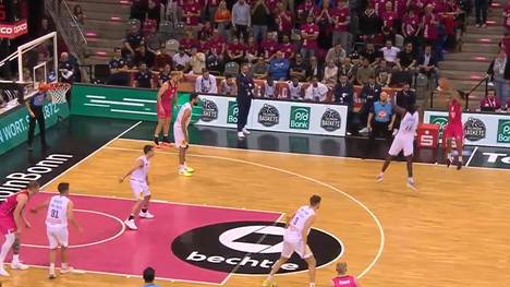 Die Partie Telekom Baskets Bonn gegen den MBC ist lange spannend. Im Schlussviertel dreht Darius McGhee aber richtig auf - und setzt mit einem irren Dreier aus großer Distanz einen fulminanten Schlusspunkt.