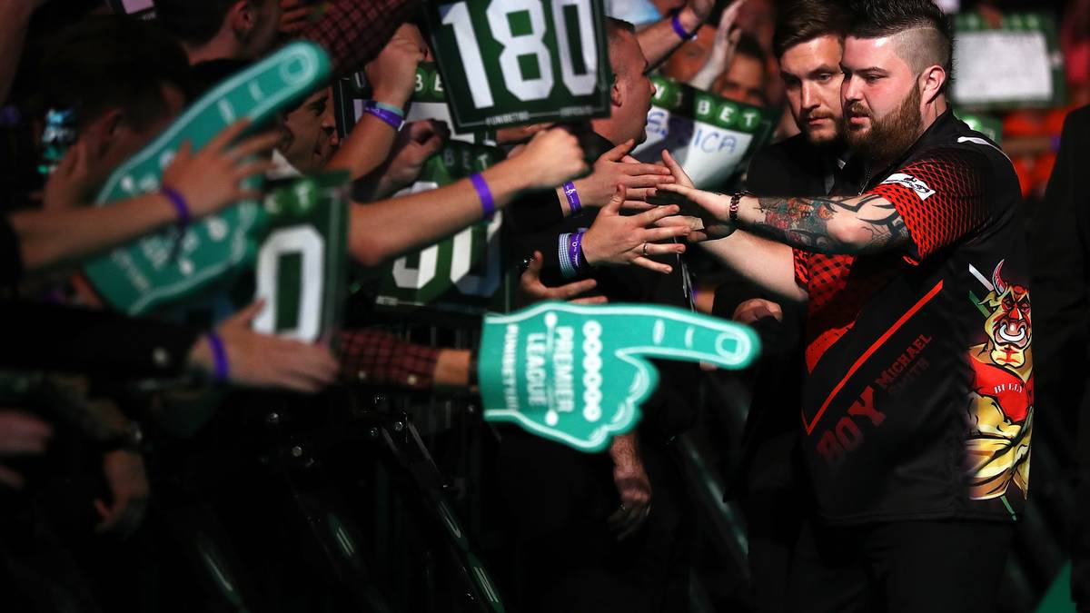 Genauso unverzichtbar wie die "180"-Schilder: Die Schaumstoffhände. Sie dürfen bei keinem Darts-Turnier fehlen. 2018 und 2019 waren bei der WM ca. 68.000 dieser Accessoires im Einsatz