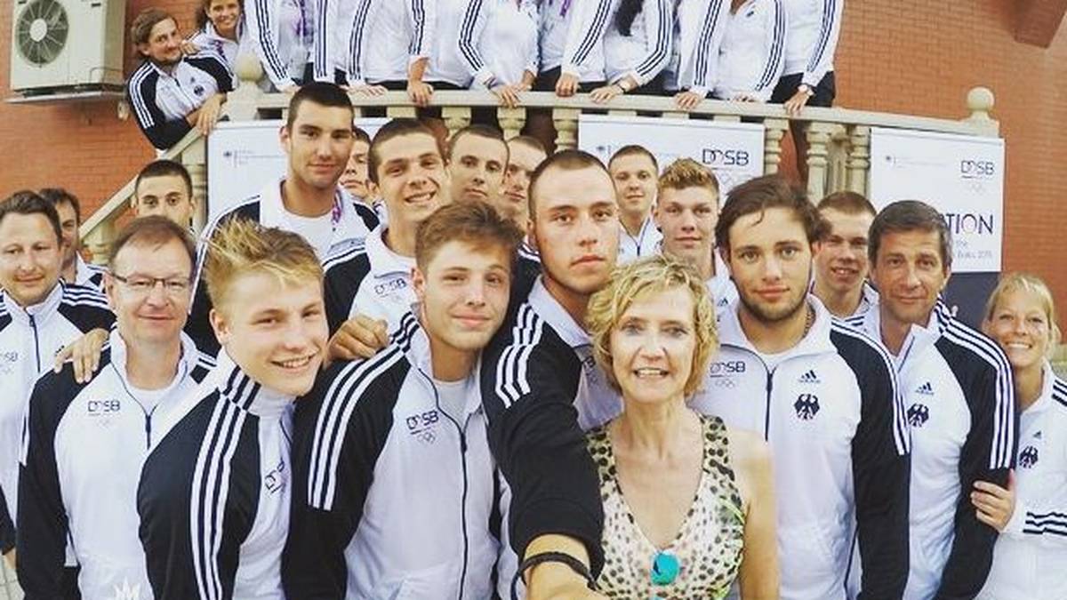 Gruppenbild mit der deutschen Botschafterin von Aserbaidschan: Die Wasserballer wissen mit der Selfie-Stange umzugehen