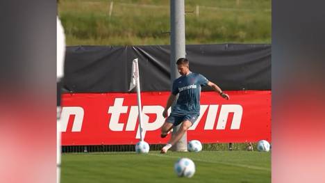 Xabi Alonso und Robert Andrich haben am Rande einer Trainingseinheit von Bayer 04 Leverkusen für eine kleine Einlage gesorgt und die Fans dadurch begeistert - Alonso flankt, Andrich verwandelt