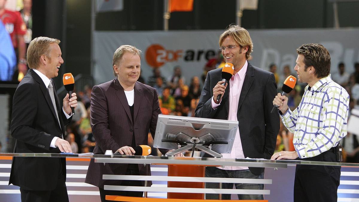 Mit seiner charmant-emotionalen Art sichert sich Klopp auch einen Nebenjob: Er wird TV-Experte bei der WM 2006. Gemeinsam mit Johannes B. Kerner (l.) und Urs Meier (r.) erreicht er bei den Spielen der deutschen Nationalelf ein Millionenpublikum. Vor allem am "Taktik-Tisch" kann Klopp punkten. Das Team wird mit dem Deutschen Fernsehpreis geehrt, den Klopp als Experte für die WM 2010 an der Seite von Günther Jauch erneut gewinnt