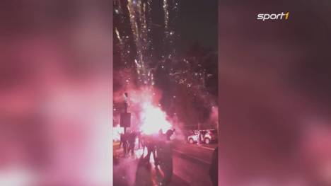 Nach dem Sieg im Derby gegen Waldhof Mannheim herrscht auf dem Betzenberg Ausnahmezustand. Die Fans zünden Pyro und der Kapitän gibt den Vorsänger.