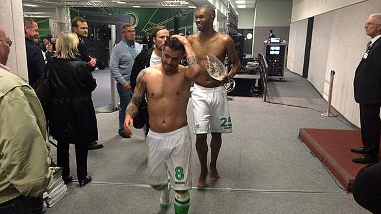 Wolfsburger Spieler stürmen PK